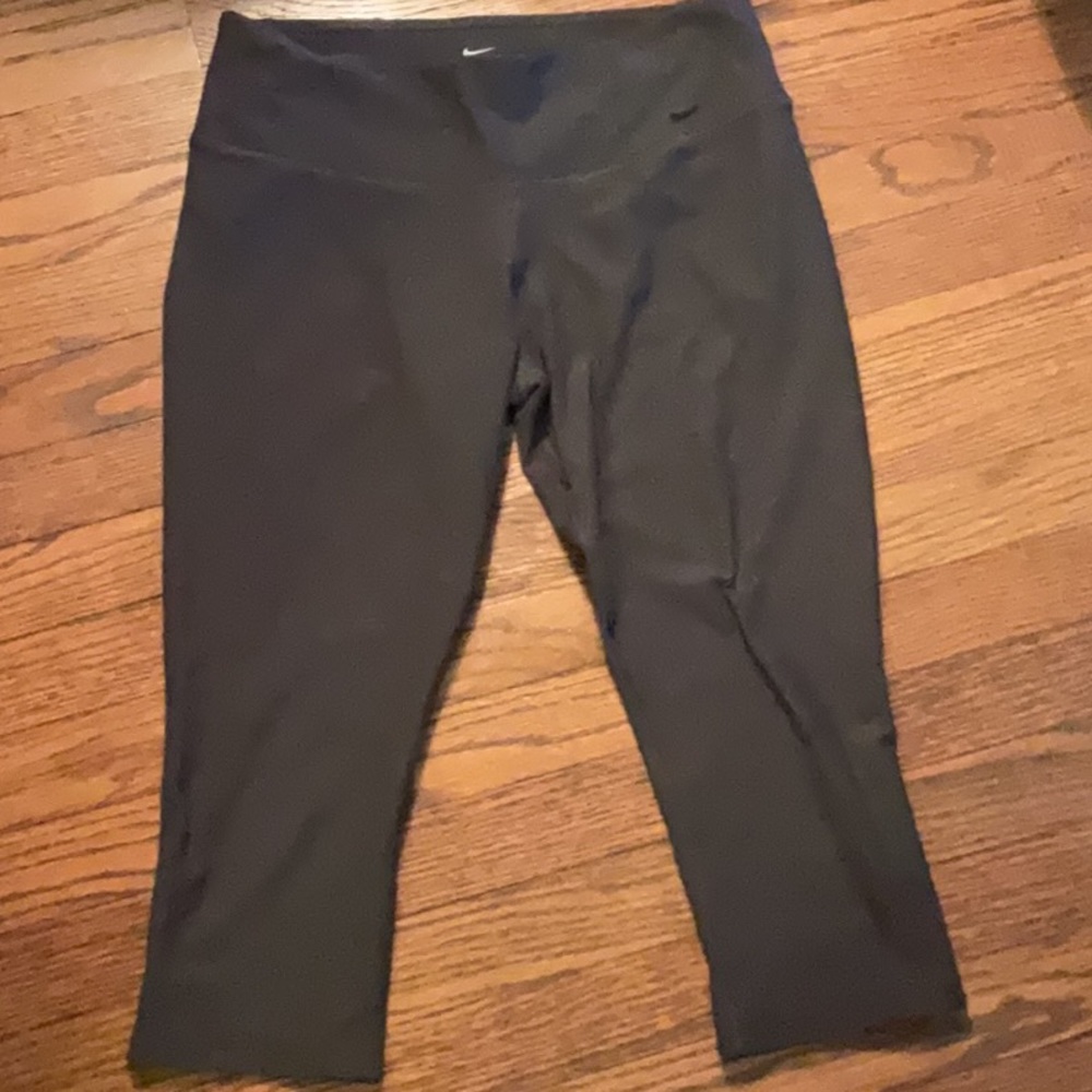 Nike dri fit cropped leggings.